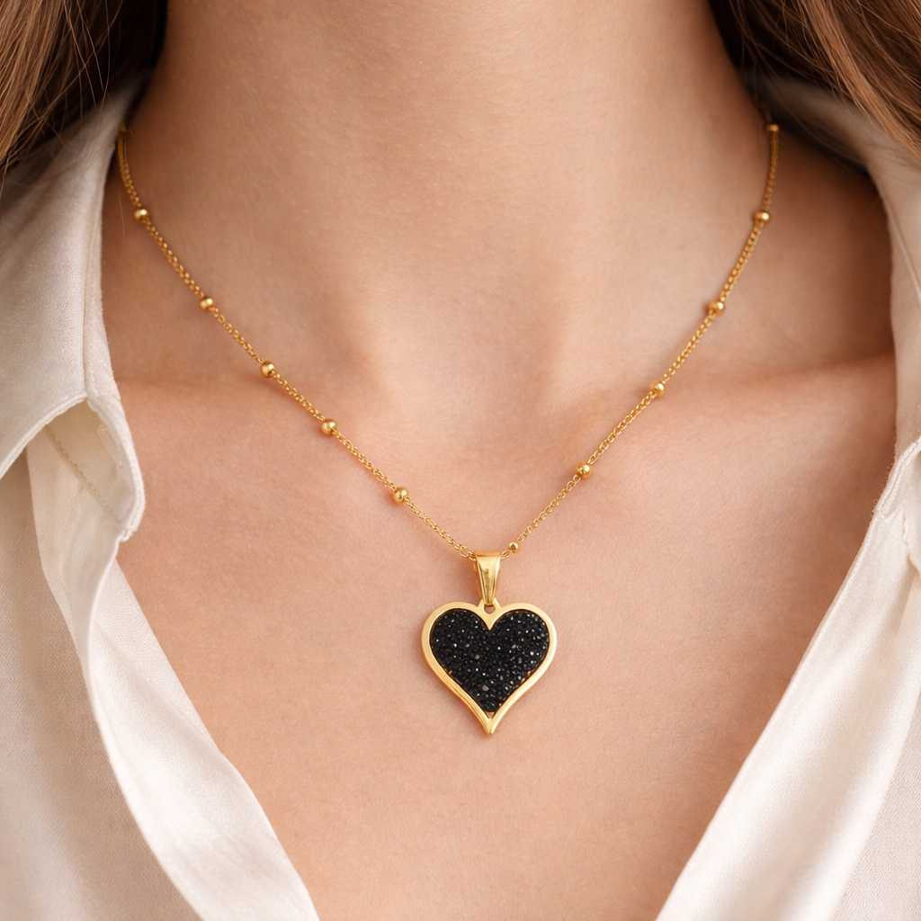 Collier Lora pendentif en forme de cœur pavé de pierres noirs