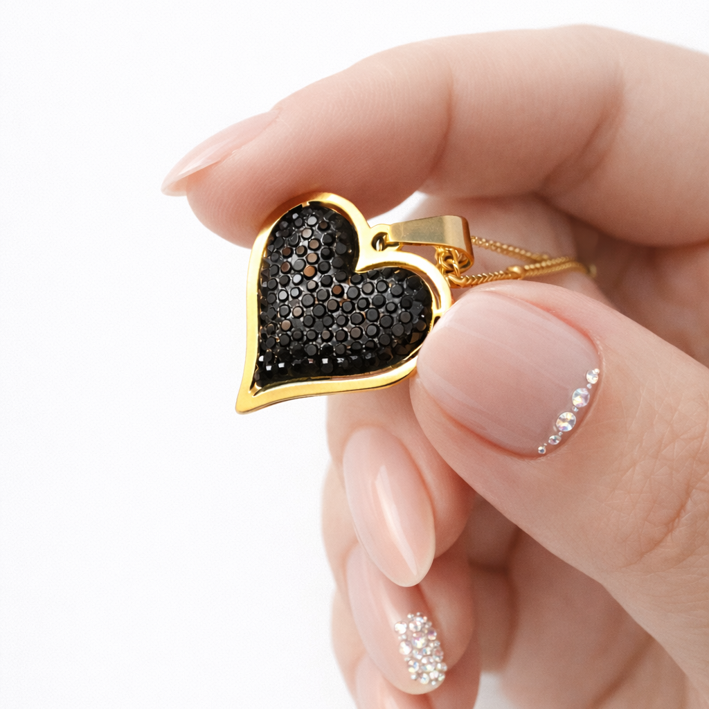 Collier Lora pendentif en forme de cœur pavé de pierres noirs