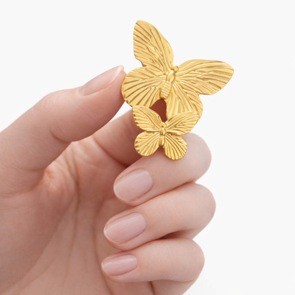 Boucles d’oreilles Élise – Papillons dorés en acier inoxydable